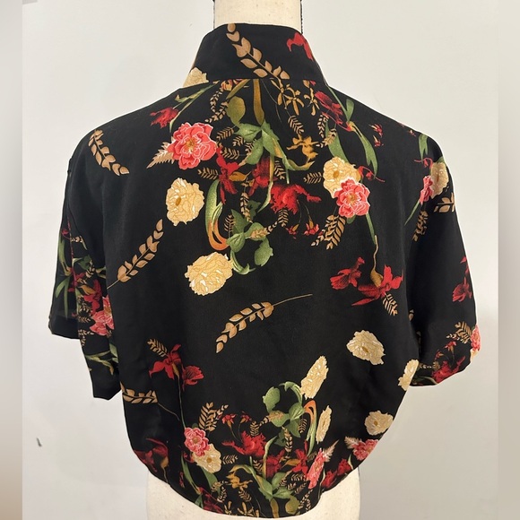 Pretty Little Thing Crop black floral top blouse cutout front buttons SZ L - Picture 4 of 9